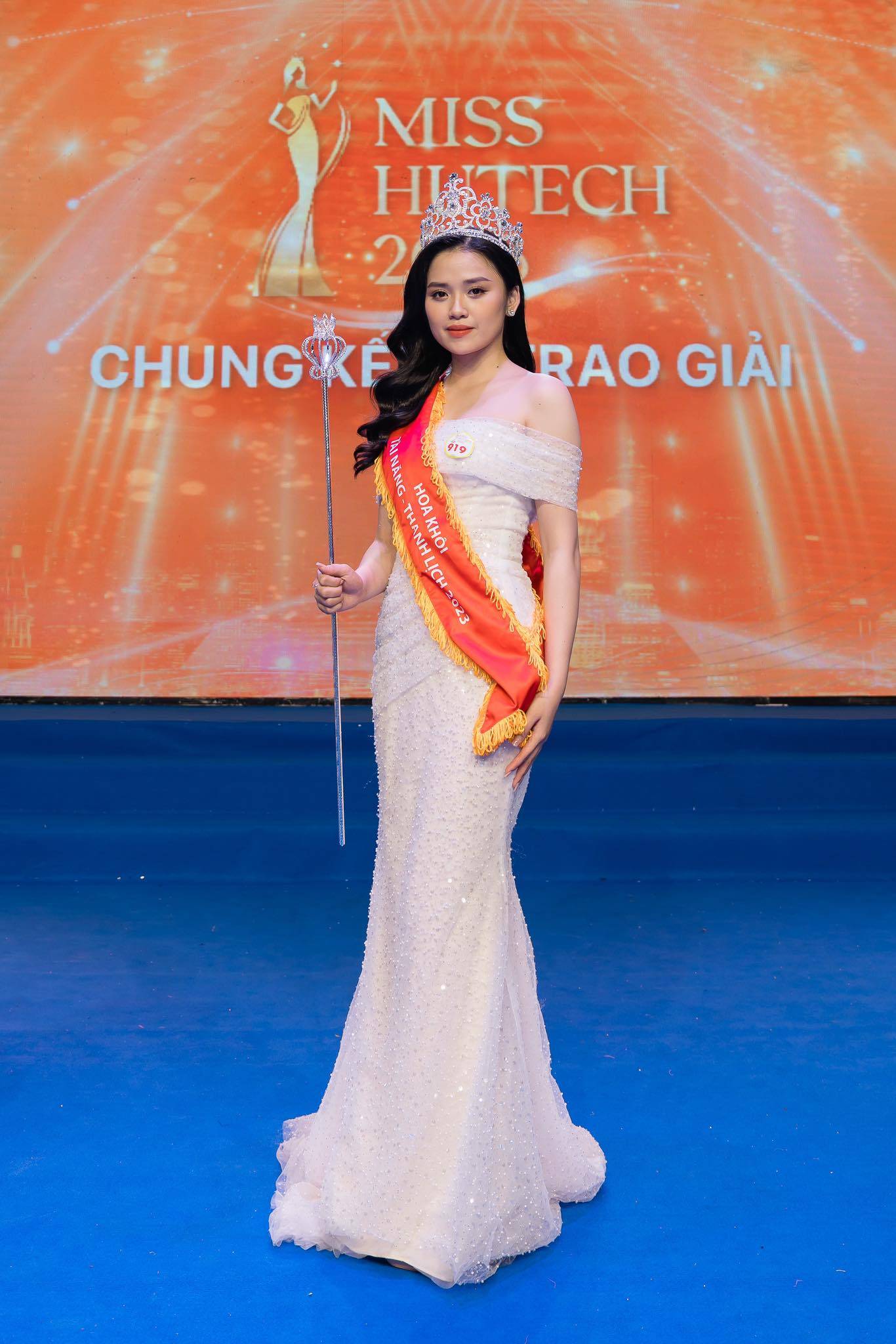 Nguyễn Thị Tuyết Nhung: Tân Hoa khôi Hutech lần đầu tập đứng trên đôi giày cao gót 13cm