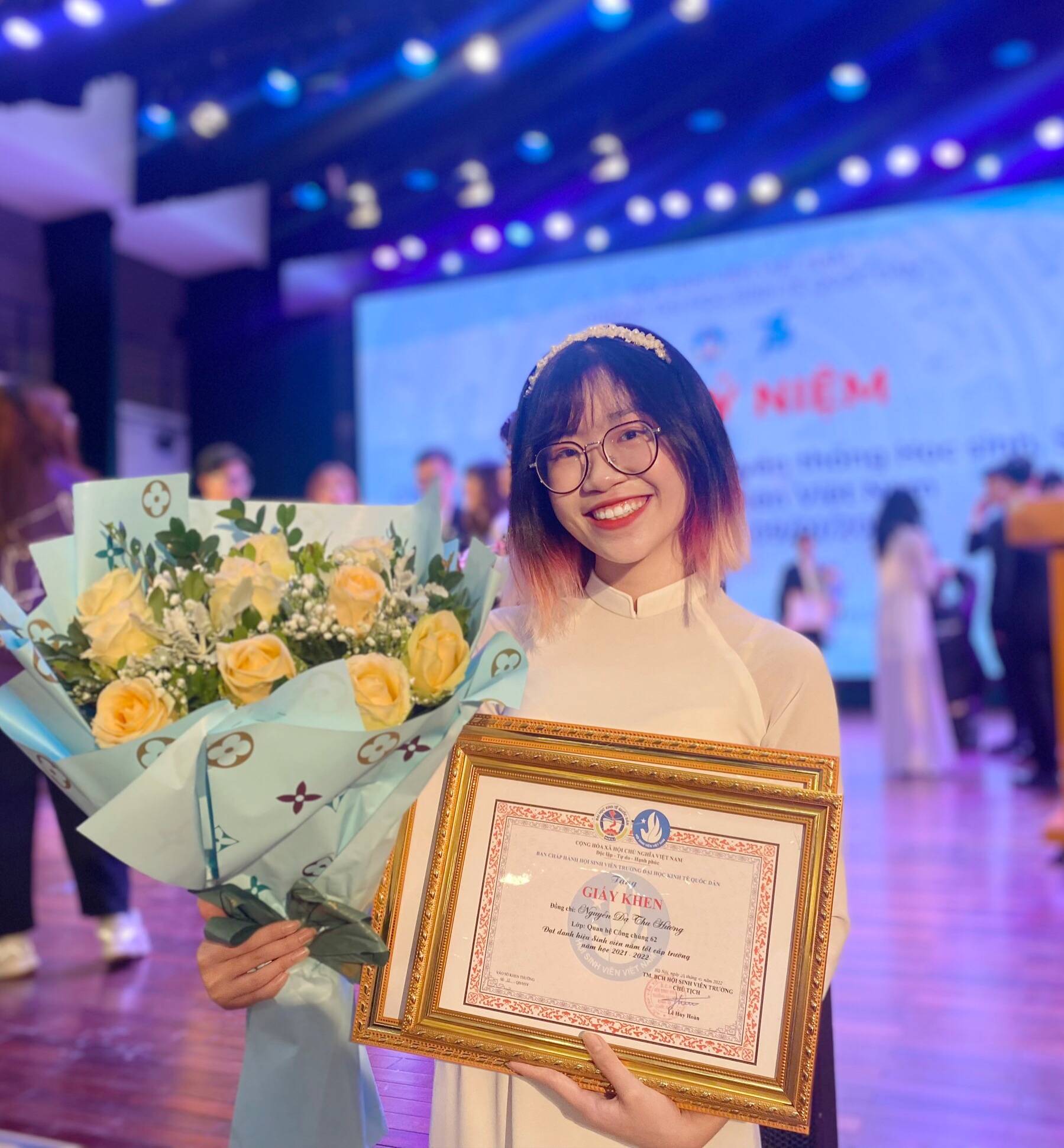 Nguyễn Dạ Thu Hương: Nữ sinh viên tự tin, năng động đạt giải thưởng Sao Tháng Giêng cấp trường, Sinh viên 5 Tốt trường Đại học Kinh tế Quốc dân