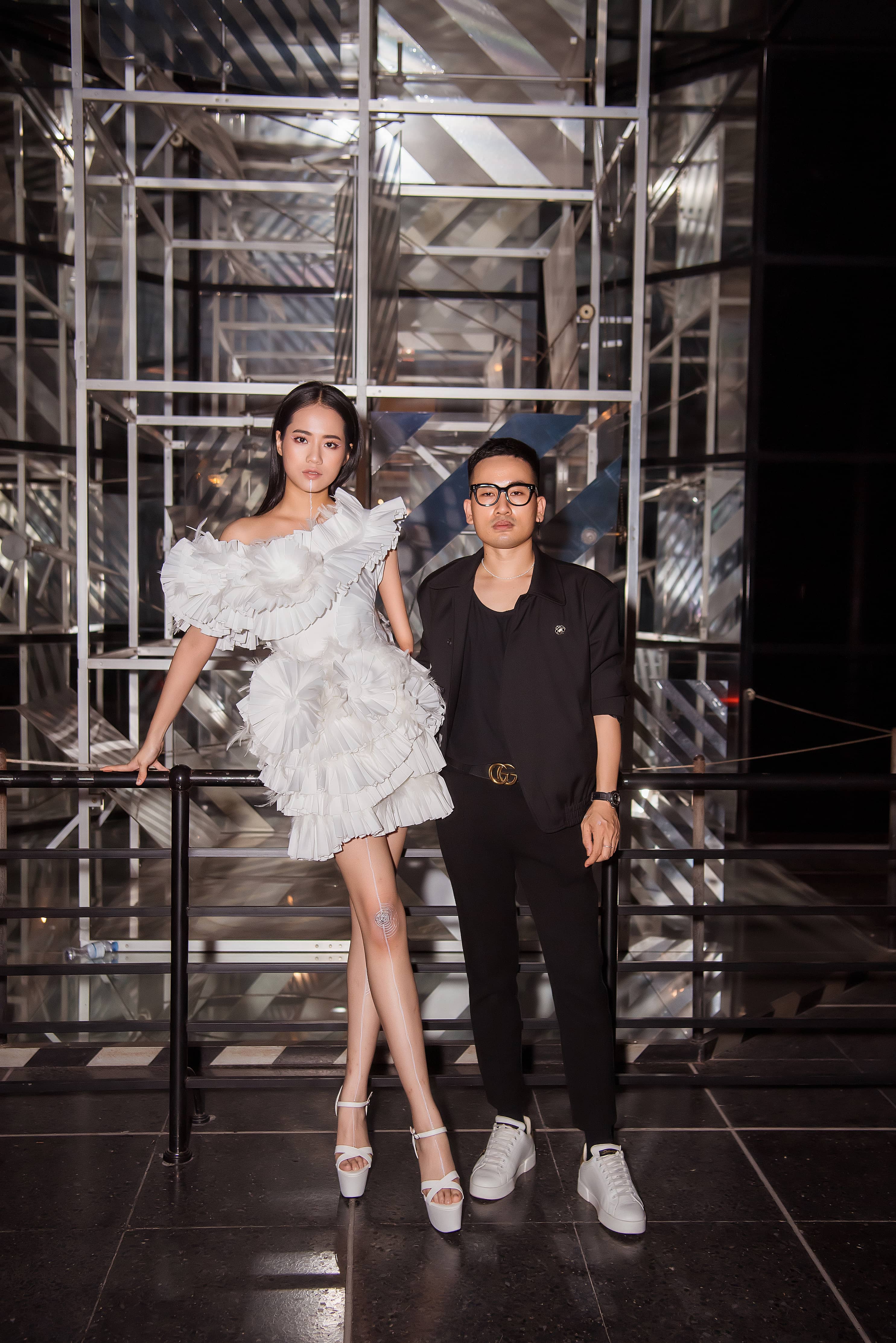 Model khuyết tay Hà Phương diện trang phục mới của NTK Hà Duy