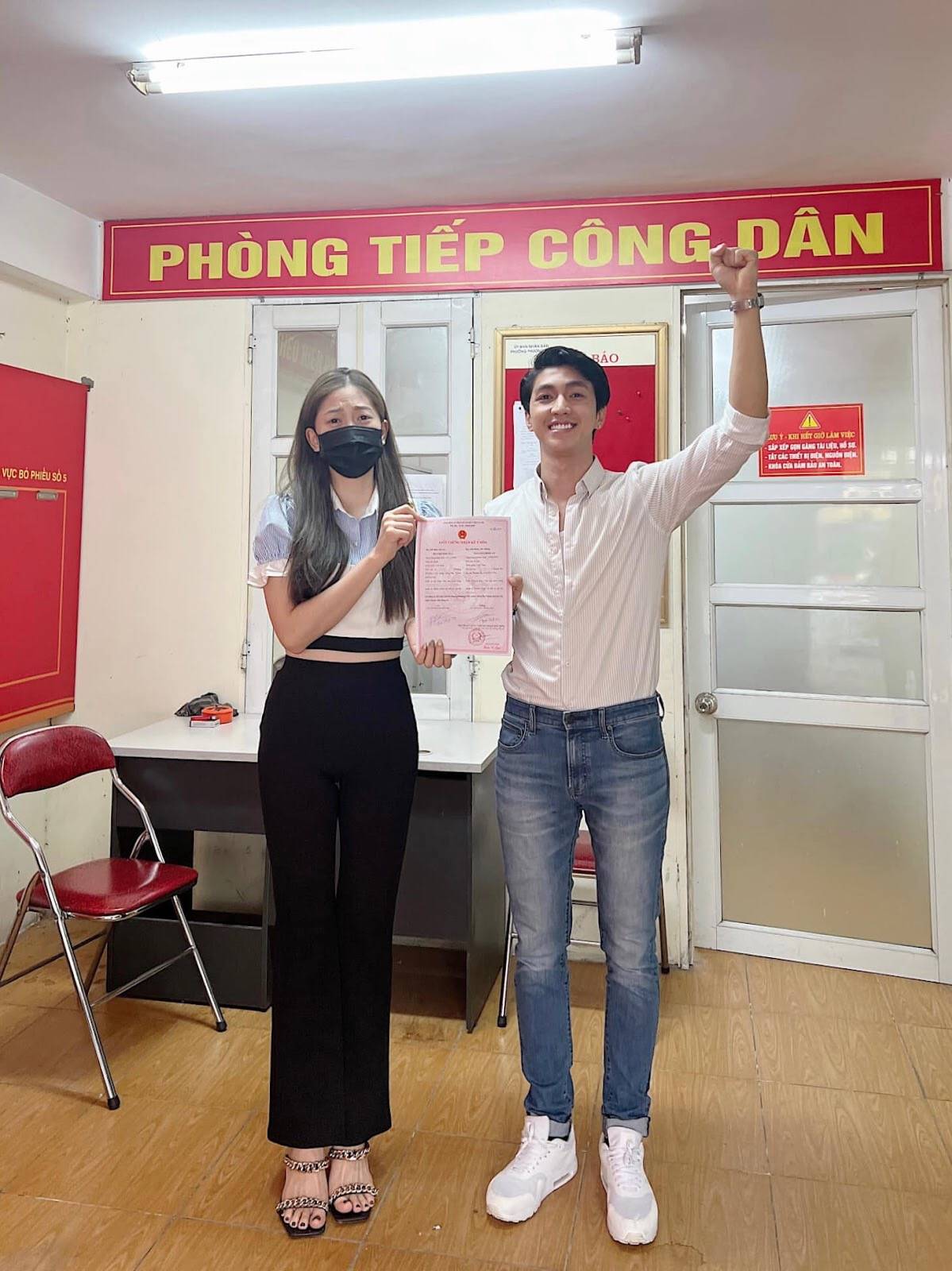 Bình An, Phương Nga khoe giấy chứng nhận kết hôn, biểu cảm nàng hậu khiến fan bật cười