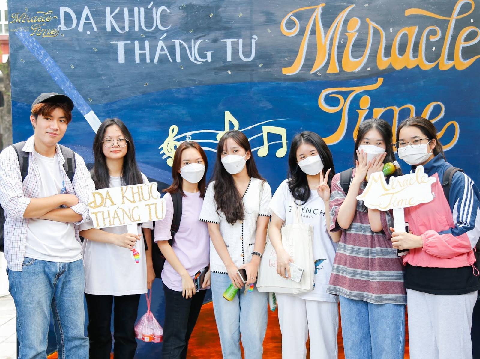 Chìm đắm trong “Thời gian màu nhiệm” cùng sinh viên trường Báo tại “Photobooth Dạ Khúc Tháng Tư 2022”