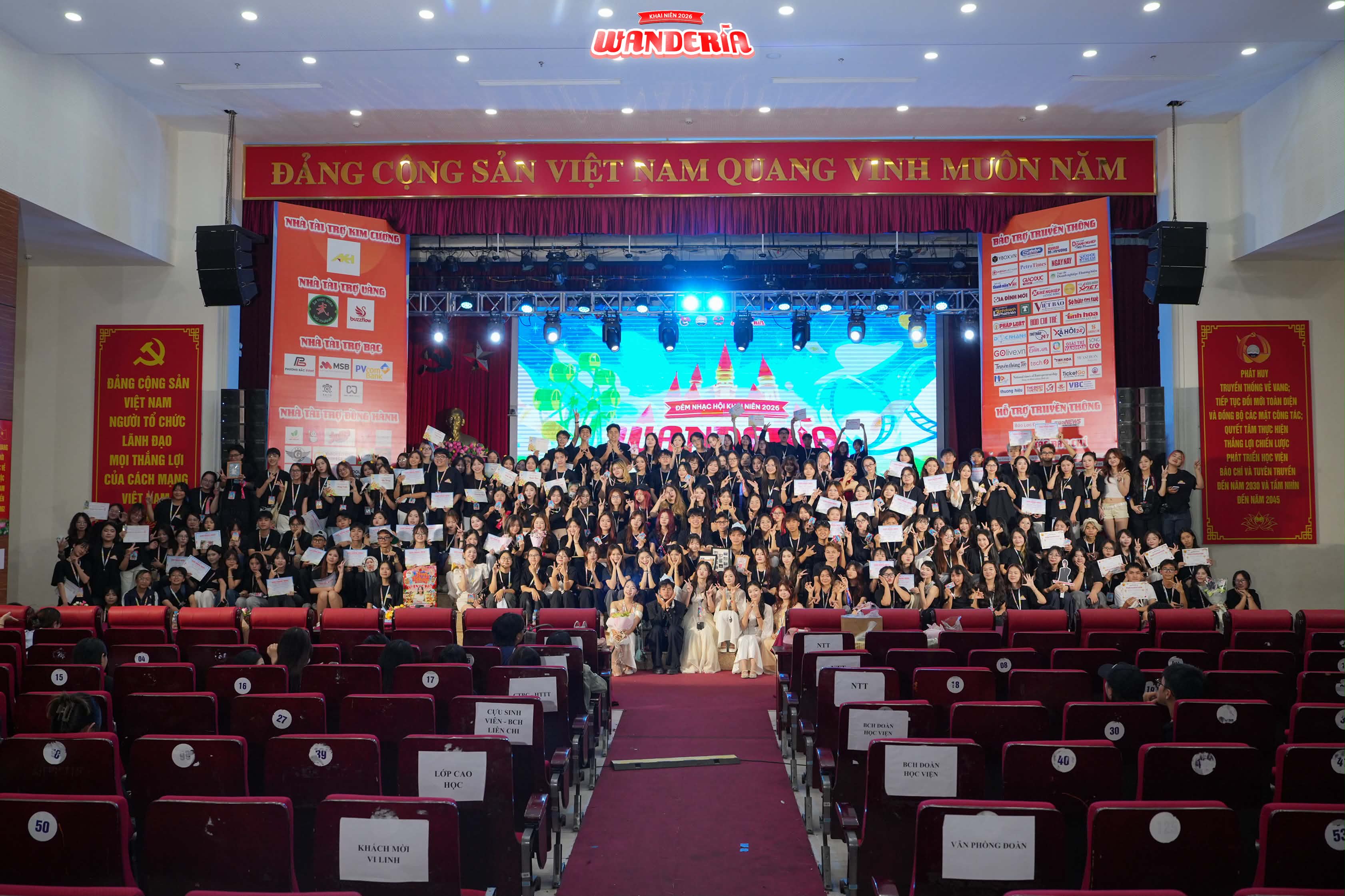 Đằng sau Khai Niên 2026 rực rỡ là hành trình của những người trẻ hết mình