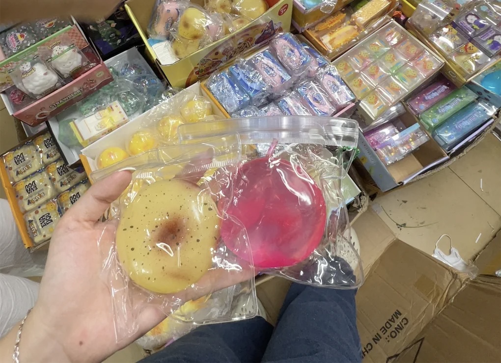 Từ cơn sốt squishy đến dấu hiệu suy thoái kinh tế: Chi tiền để mua niềm vui vì… không có tiền!